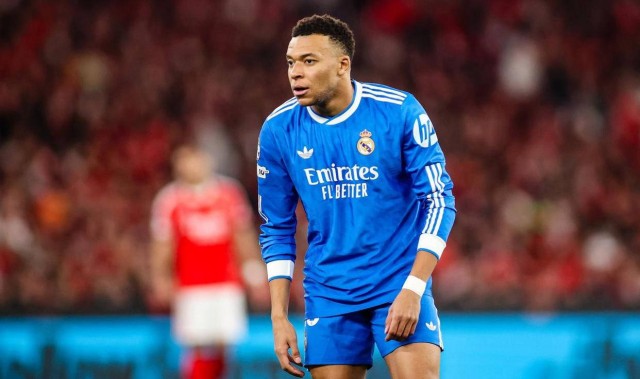 欧冠附加赛首回合，63岁穆帅染红被罚下，维尼修斯世界波助皇马先拔头筹